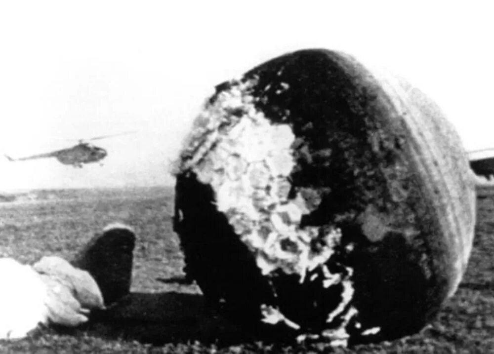 Как приземлился гагарин после первого полета. Приземление Юрия Гагарина. Приземление Гагарина 1961. Приземление Юрия Гагарина после первого полета в космос.