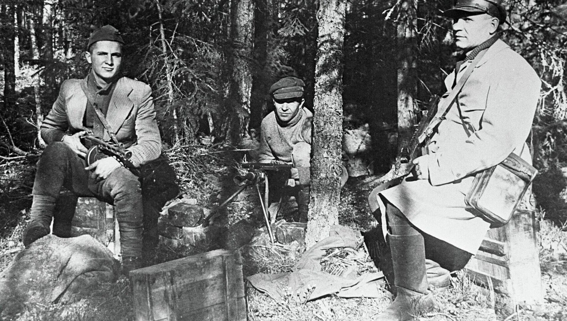 The camp left. Лагерь Партизан Великой Отечественной войны. Партизанский лагерь в Белоруссии ВОВ. Литовские Лесные братья 1941.