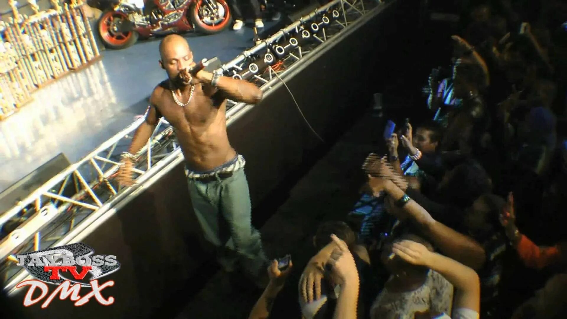 Dmx getting on the floor. ДМХ И РАФ райдерс. Ruff Ryders одежда. Кепка Ruff Ryders. Нью Йорк клуб мэгтритр.