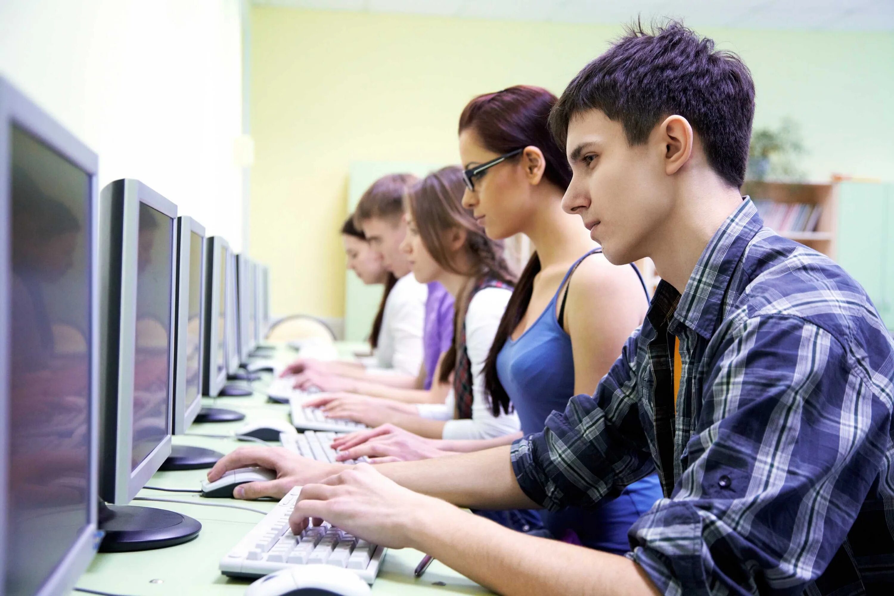 Test computer. Подросток за компьютером. Студент с компьютером. Современный подросток за компьютером. Старшеклассник за компьютером.
