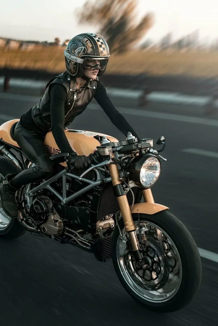 Ducati Cafe Racer Biker. Фото на байке