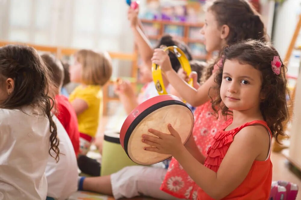 Дети на музыкальном занятии. Музыкальная терапия для детей. Музыкальные занятия для малышей. Дошкольники играют. Игры для детей 3 лет музыка