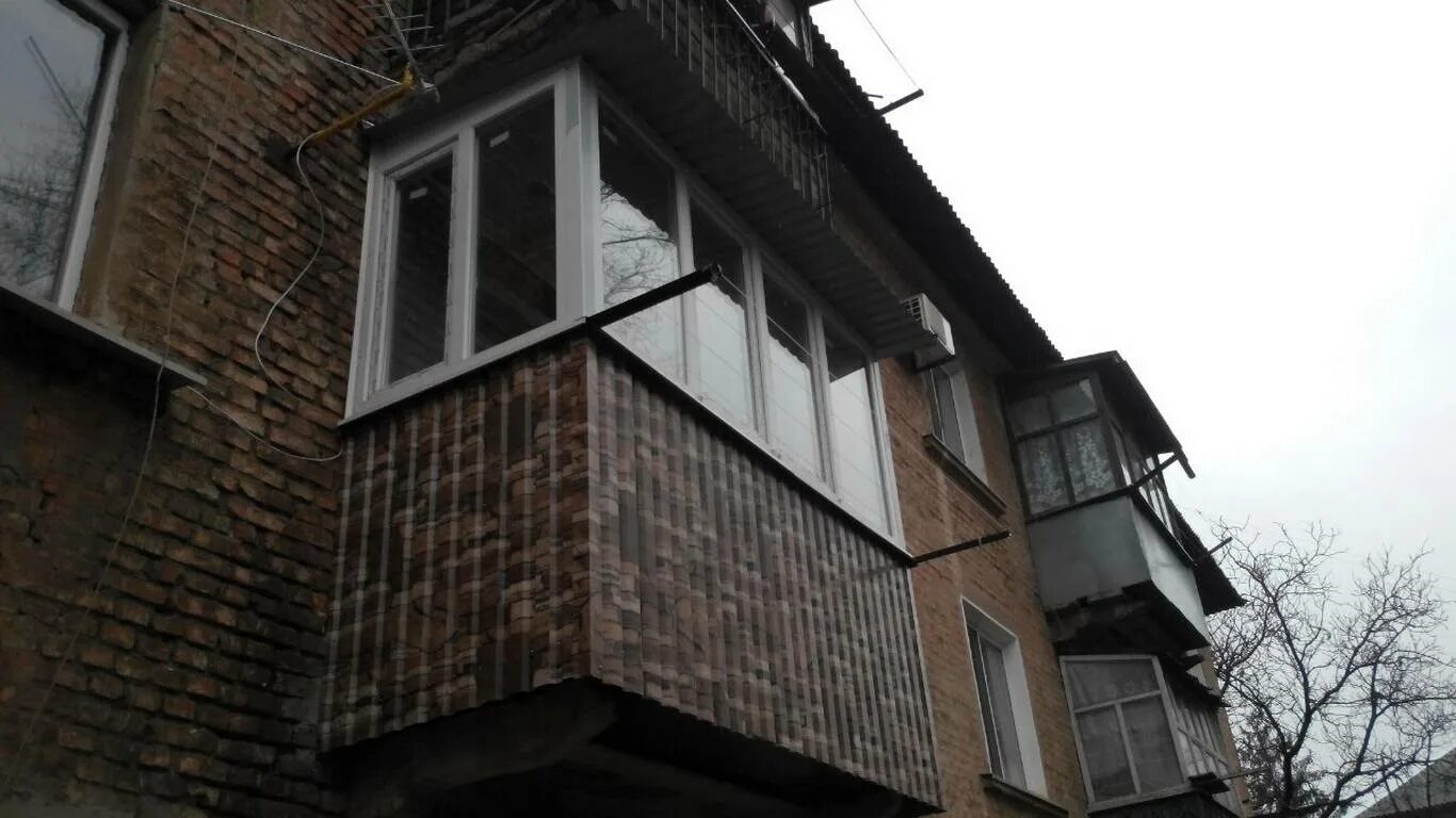 Кривой балкон. Балкон в кривых. Профнастил графит балкон. Обшивка балкона профлистом графит. Балкон 22