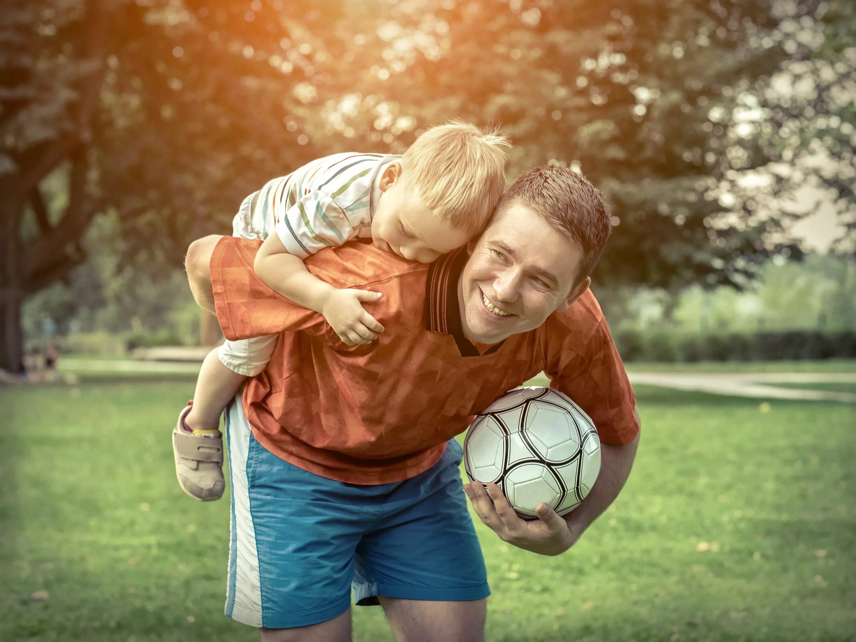 Папа играет в футбол. Пап и сын футбол. Отец и сын играют в футбол. Папа играет с сыном. Родители и дети футбол.
