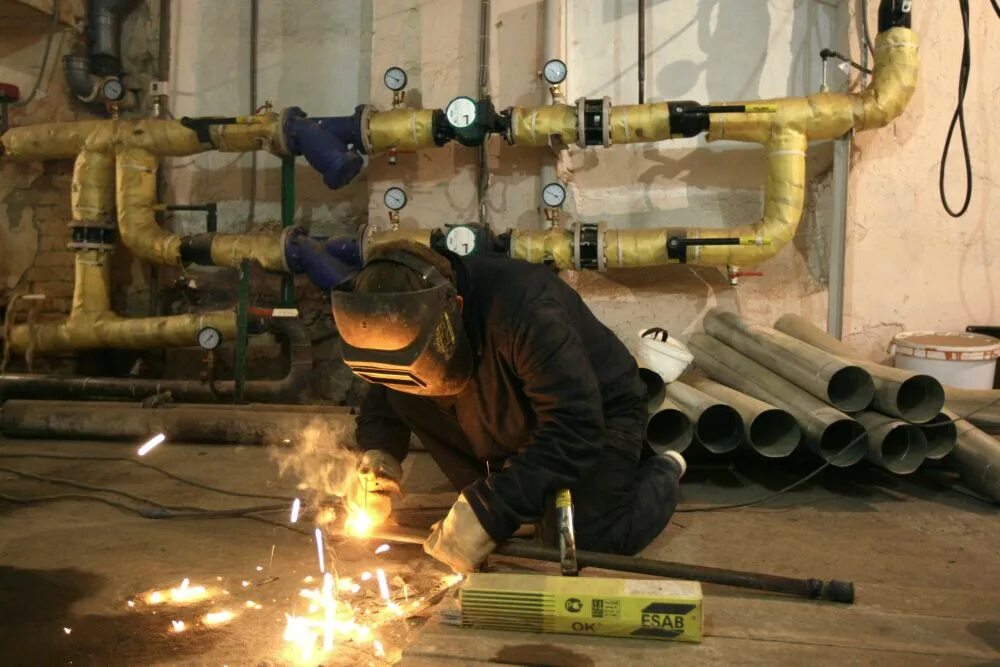 Сварка труб теплотрассы. Сварщики в подвалах. Жкх работа сварщик. Накс сварщика. Электросварочные работы.