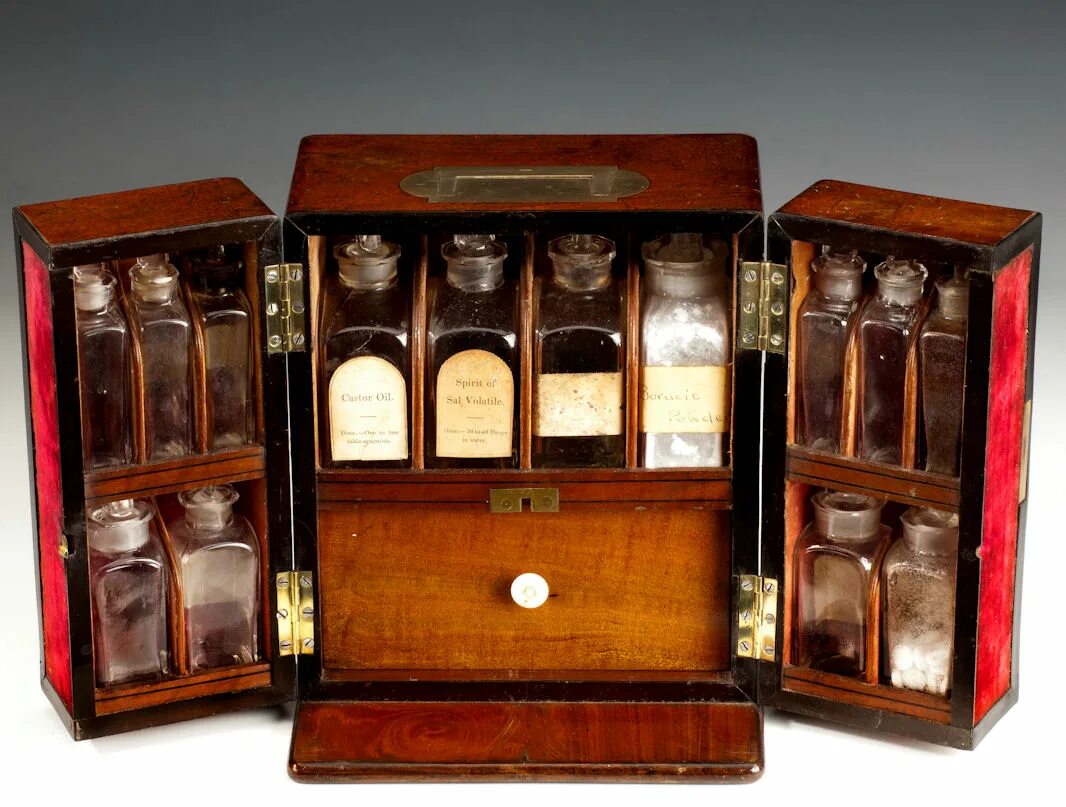 Аптечный шкаф 19 века. Старинный аптечный шкаф. Аптекарский шкаф. Аптекарский шкафчик 19 века. Аптечный шкаф