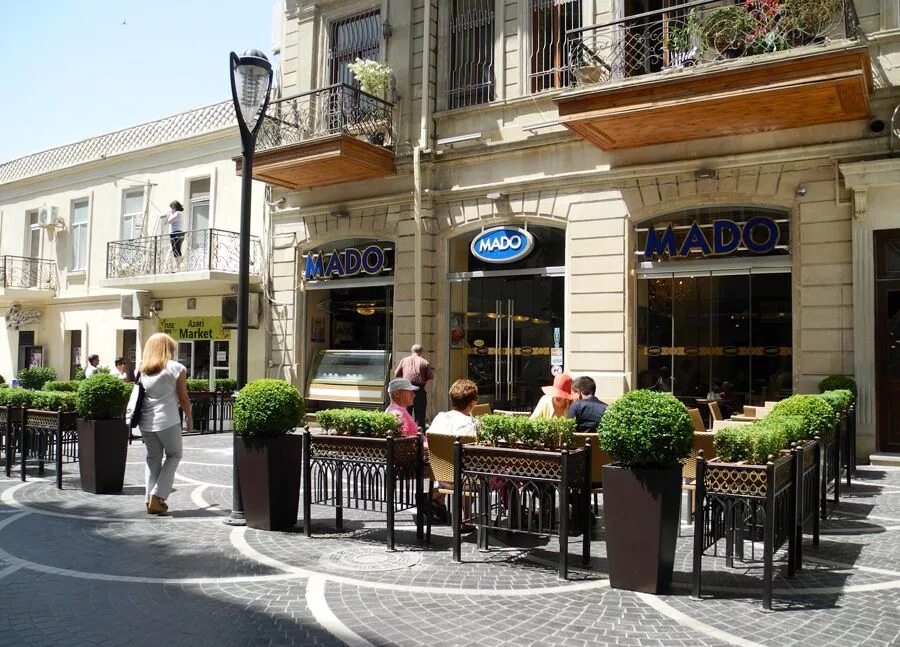 Кафе погулять. Мадо кафе Стамбул. Уличное кафе. Кафе на улице. Европейские кафе на улице.