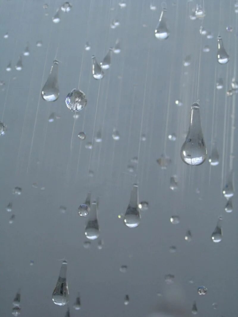 При попадании солнечного света на капли дождя. Капли воды. Капли дождя. Капли на стекле. Падающие капли воды.