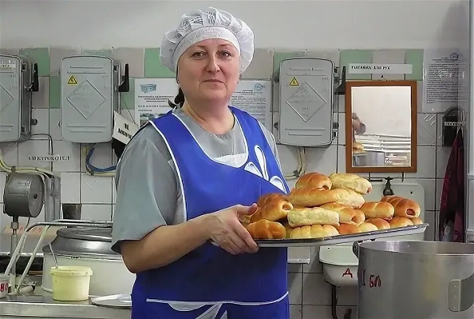 Кух работники столовая. Кухонный работник в столовой. пекарь в столовую. работники в столовую. кухонная рабочая в столовой.