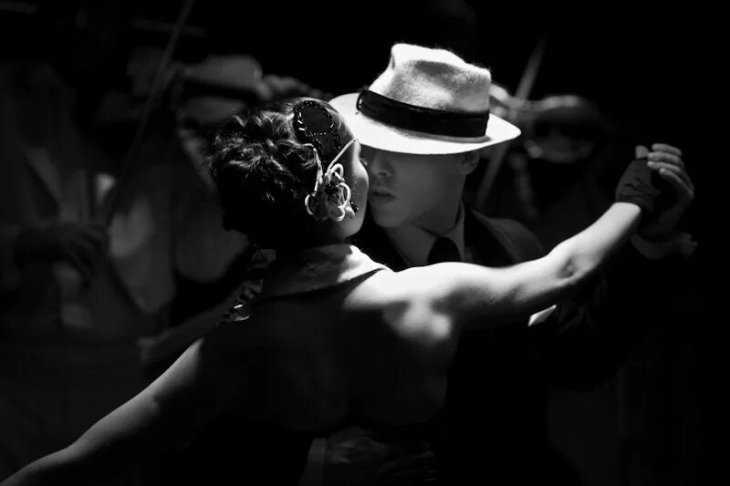 гангстеры танцуют. танцующий гангстер. гангстерская вечеринка чикаго 30-х. чикаго кабаре. танцующий гангстер.