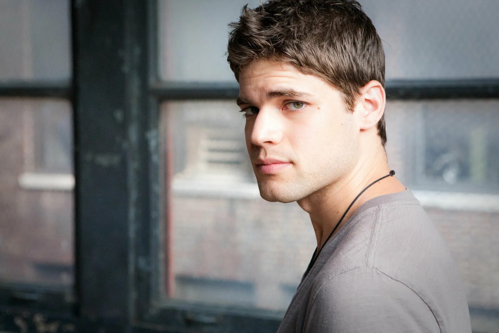 Jeremy jordan. Jeremy Jordan (Singer, born 1973).