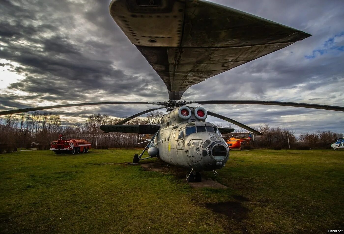 Ми 6 слушать. Ми-6 вертолёт. Музей гражданской авиации Ульяновск ми-6. Ми-6 вертолёт вертолёты СССР. Вертолеты ми 6 и ми 8.