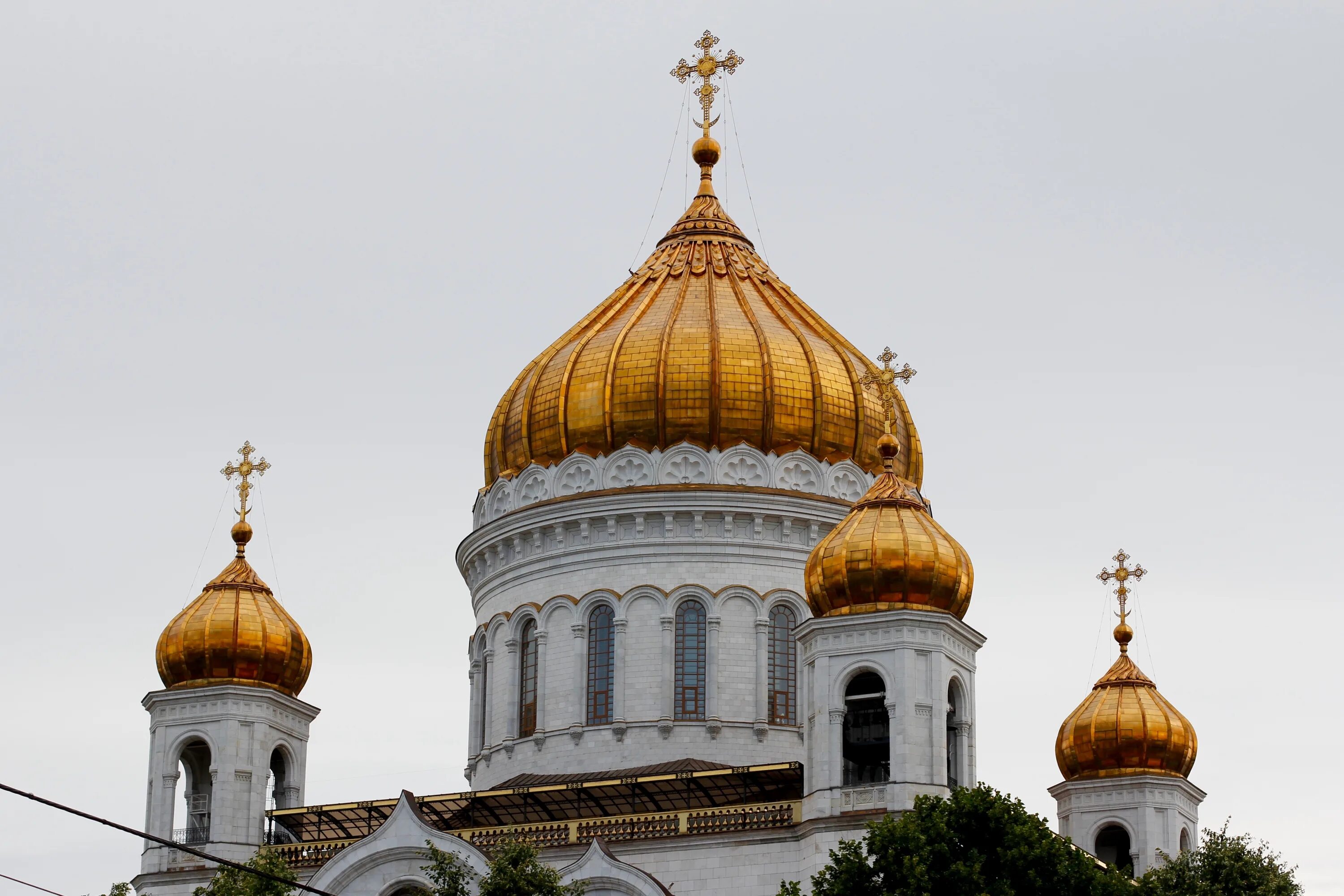 Русская православная церковь москва. Церковь храм собор золотые купола. Православная Церковь с золотыми куполами. Собор с золотыми куполами в Москве. Купол церкви православной.