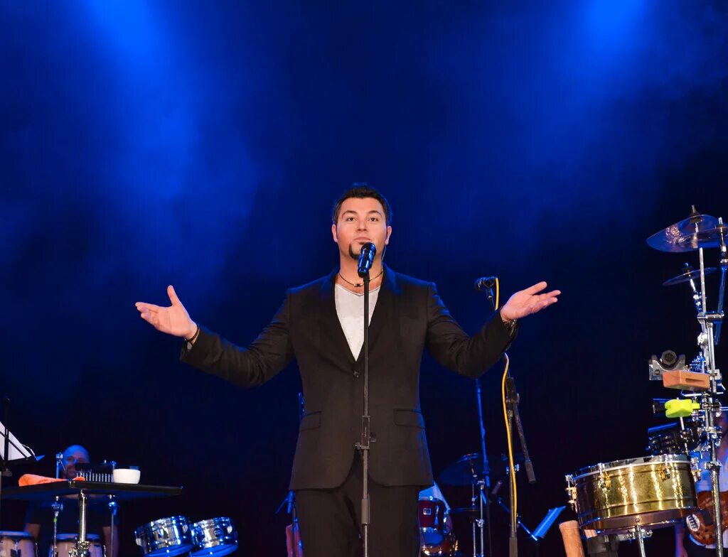 выйти на эстраду. шер наряды концертные. певица шер шокировала в 2017. выйти на эстраду. филипп киркоров.