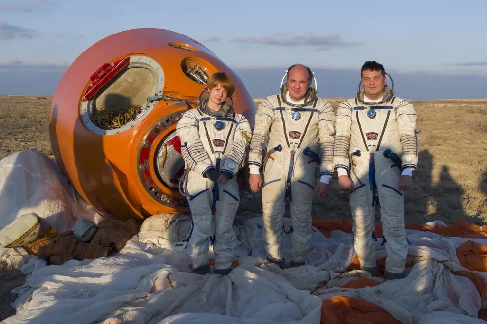 посадка союз мс-17. спускаемый аппарат союз мс-01. капсула корабля "союз тма-22" аэропорт. посадка спускаемого аппарата пилотируемого корабля союз мс 15. возвращение космонавтов на землю.
