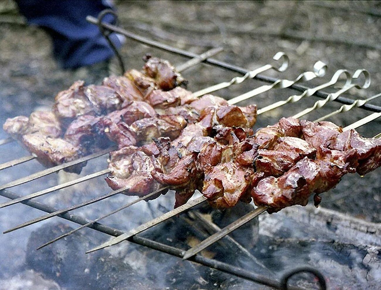 Шашлыки в свердловской области можно ли. Курдючный шашлык. Шашлыки на природе. Шашлык баранина. Шашлык фото.