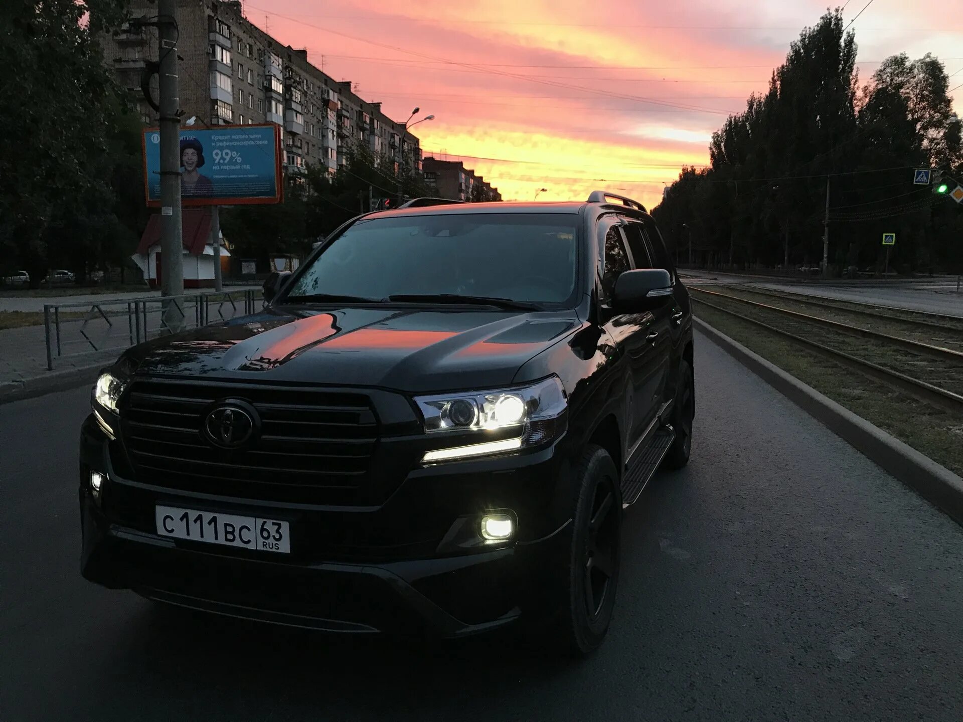 Песня черный джип. Toyota Land Cruiser 200 черный. Toyota Land Cruiser 200 Бандитский. Toyota Land Cruiser 200 черный тонированный. Тойота 200 бункер.