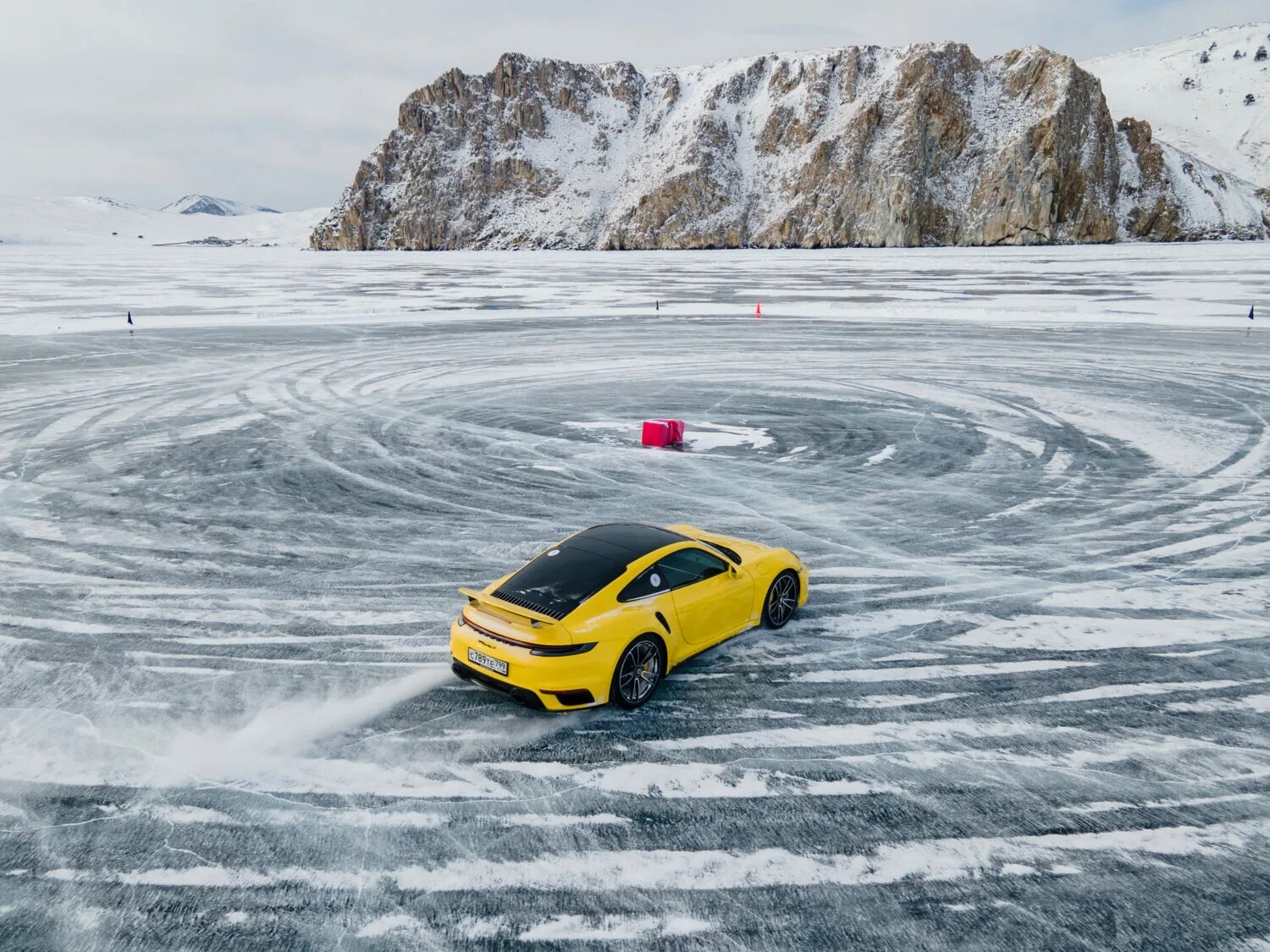 Можно на машине на лед. Машина во льду. Машинка для льда. Спорткар на льду. К Байкалу на Ауди.