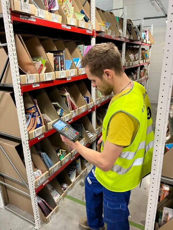 вахта в москве. работа напрямую от работодателя. вахта с проживанием и питанием. приемщик на складе. работа вахтой москва без обмана.