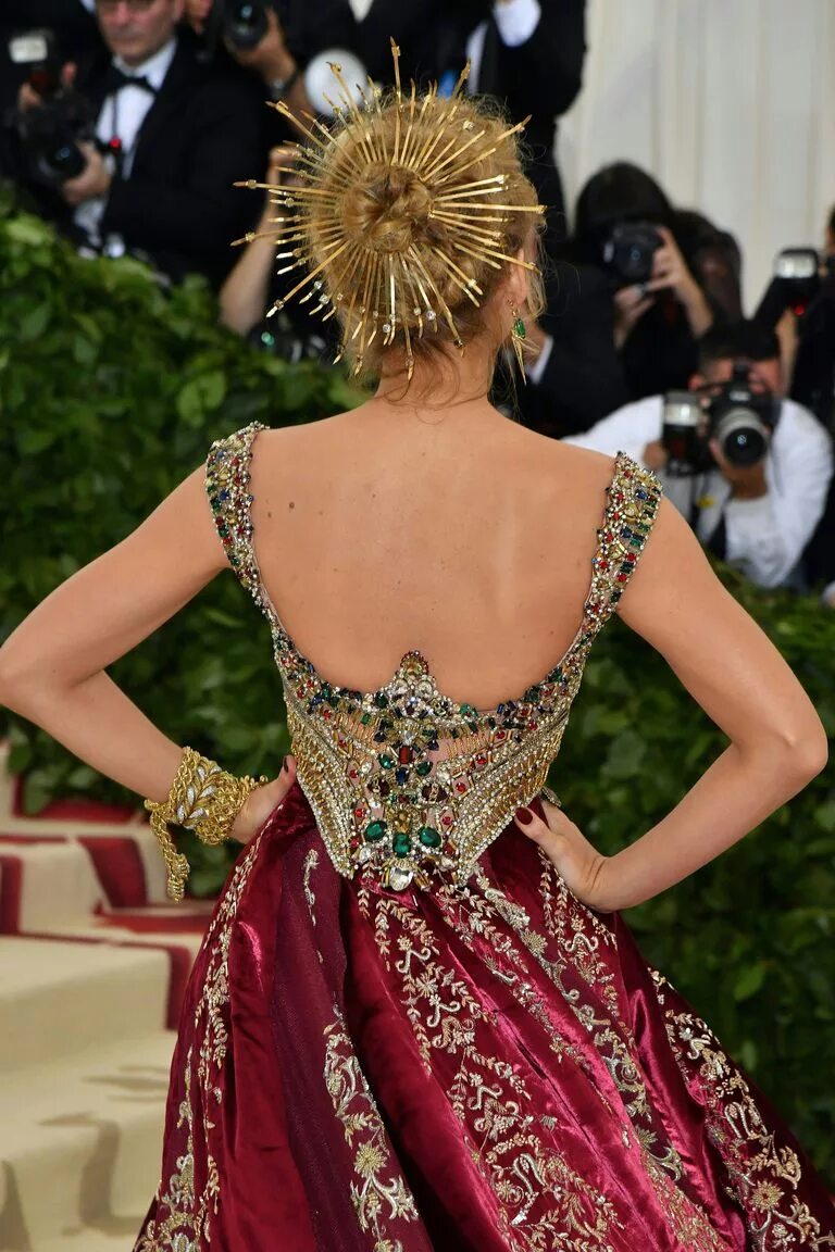 Блейк Лайвли met Gala. Blake Lively met Gala 2018. Блейк Лайвли мет Гала 2022. Наряды Блейк Лайвли на мет Гала. Мет платья