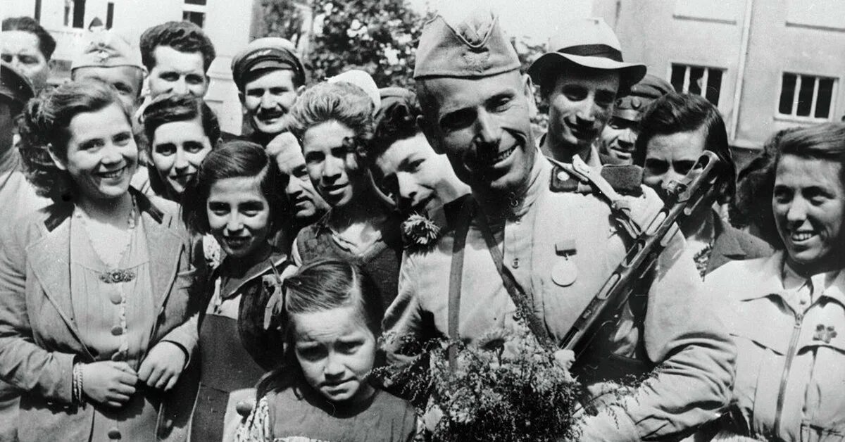 После победы второй. Радость после войны. Встреча Победы 1945. Дети в день Победы 1945. Радостные дети после войны.