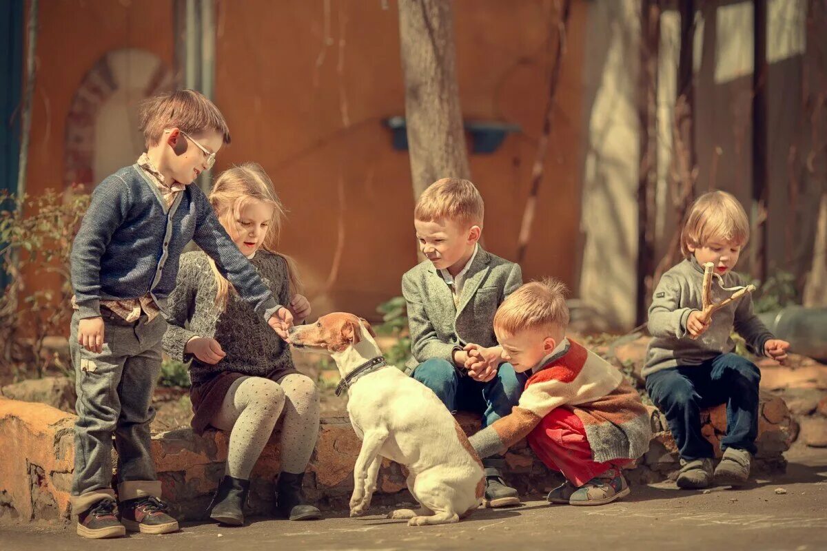 Дворовые ребята. Дети на прозрачном фоне. Друг детства. Веселые истории про зверят и про ребят. Про ребят.