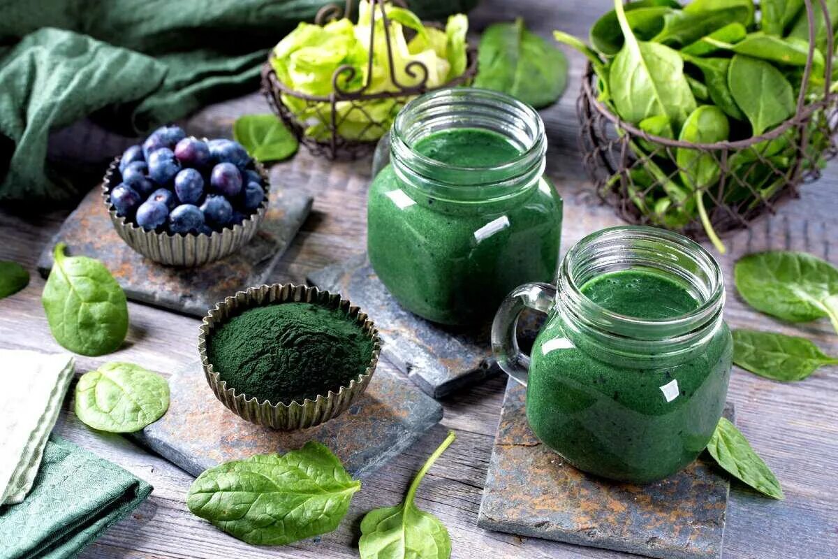 Спирулина польза и вред для организма. Спирулина суперфуд. Спирулина Green Superfood. Спирулина водоросль суперфуд. Смузи со спирулиной.