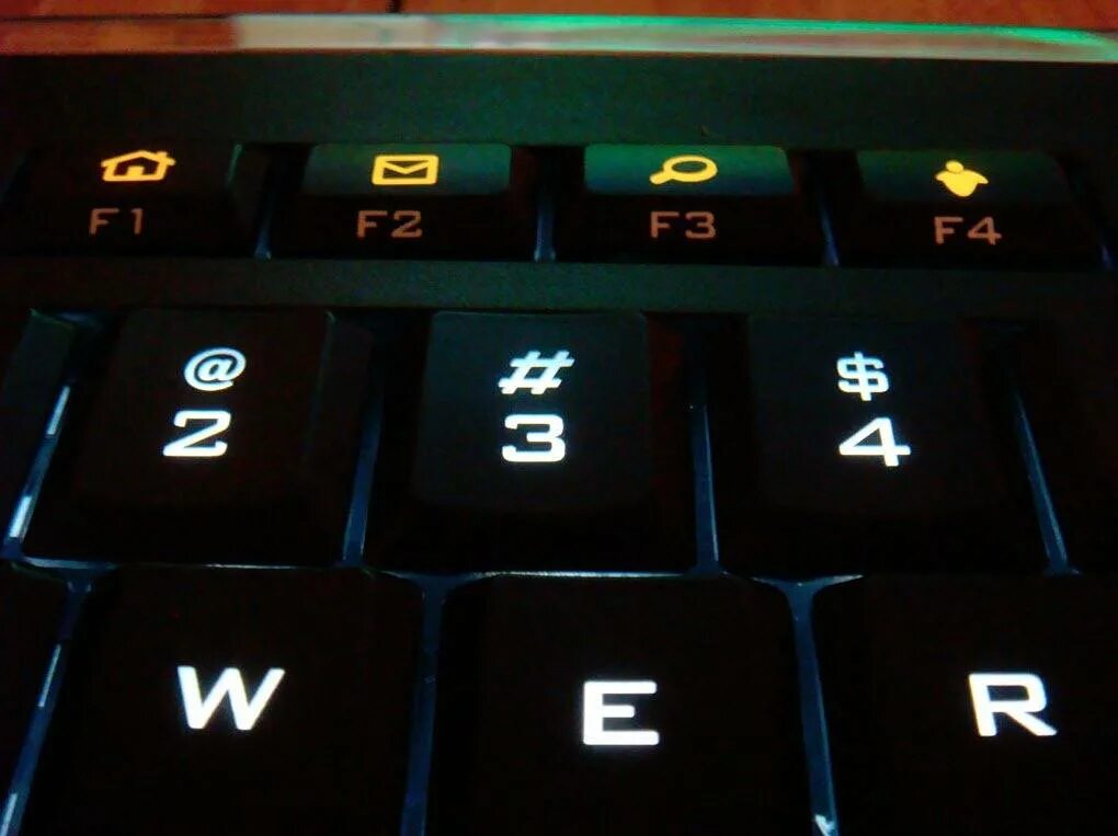 Подсветка клавиш логитеч клавиатуры. F2058 подсветка кнопок клавиатуры. Клавиатура с подсветкой кнопок. Ноутбук с подсветкой клавиатуры.