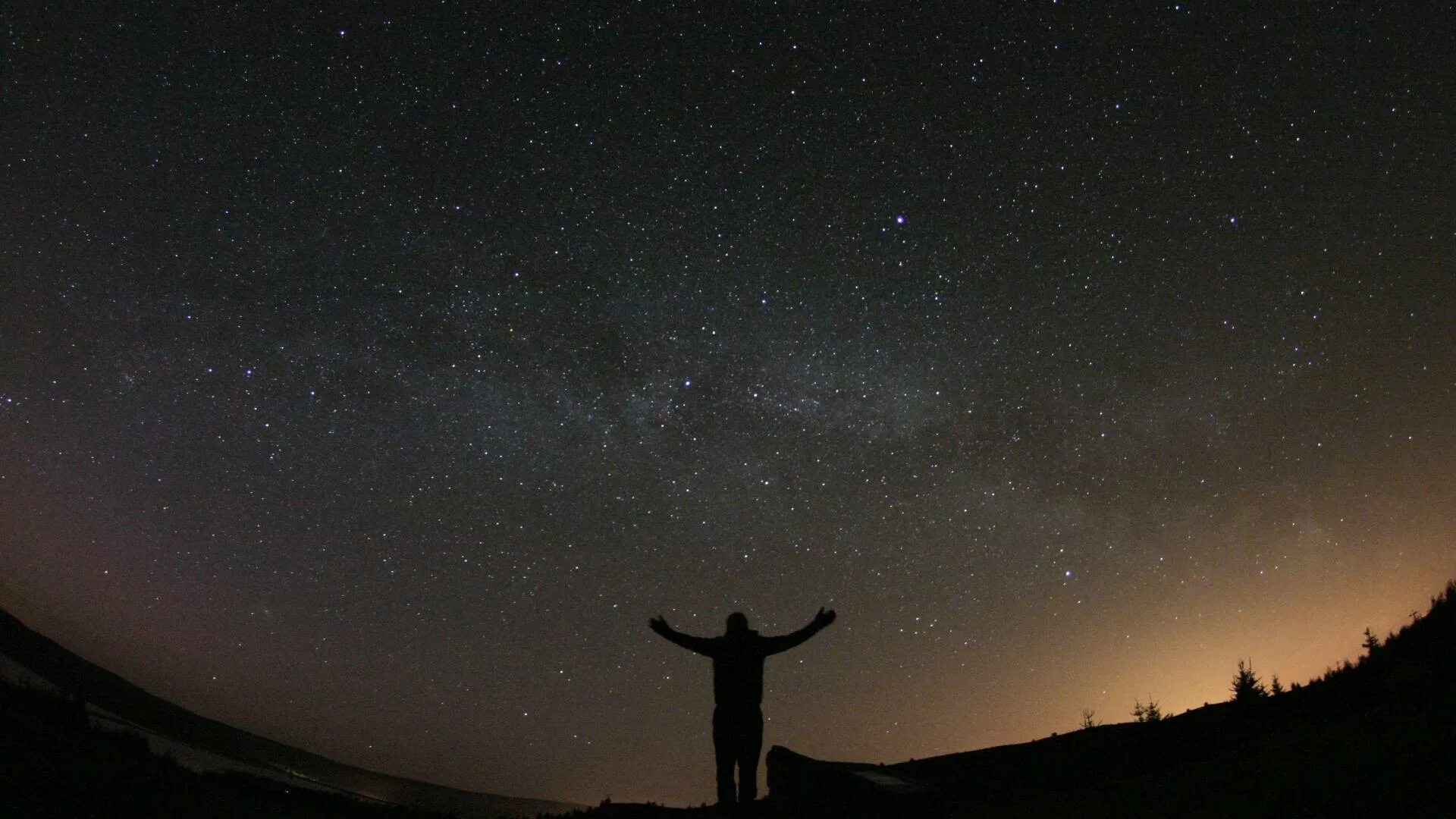 Starman waiting in the sky. Звездное небо. Человек под звездным небом. Звездное небо и человек. Человек на фоне звездного неба.