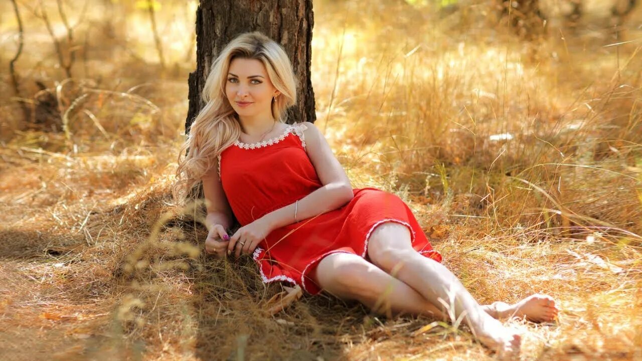 Красивая дивчина в лесу