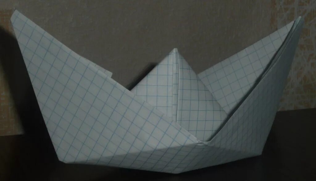 Как сделать кораблик из бумаги оригами. Легкая поделка из тетрадного листа. Оригами прыгающая лягушка схема. Самолётик из бумаги. Поделки из тетрадного листа.