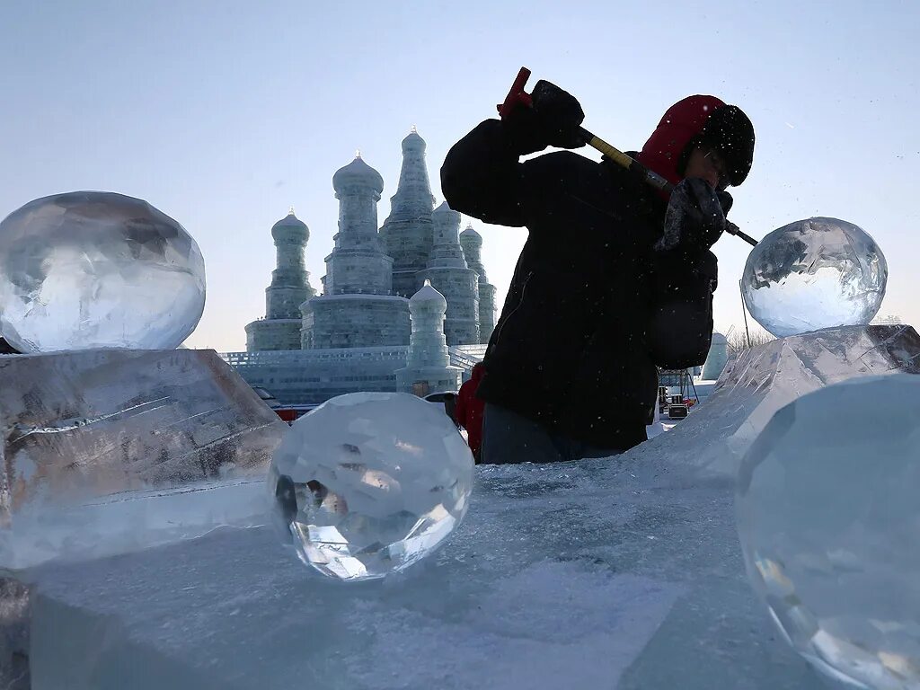 Ядом изо льда. Снеговик изо льда. изготовление ледяных фигур. ледяные скульптуры на снегу. снежные и ледовые скульптуры природы.