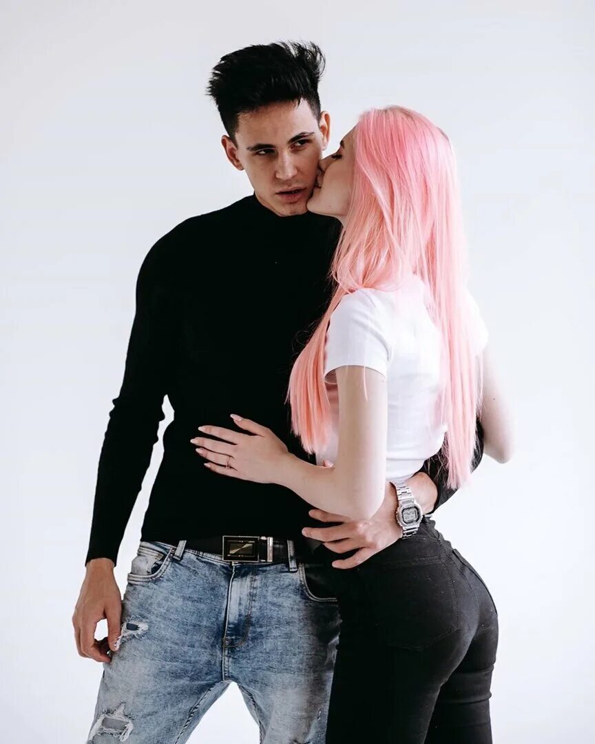 Со сколькими девушками встречался. Парень выбирает из двух девушек. Случайная встреча. Милые обманщицы кадры. Мальчики которые нравятся девочкам.