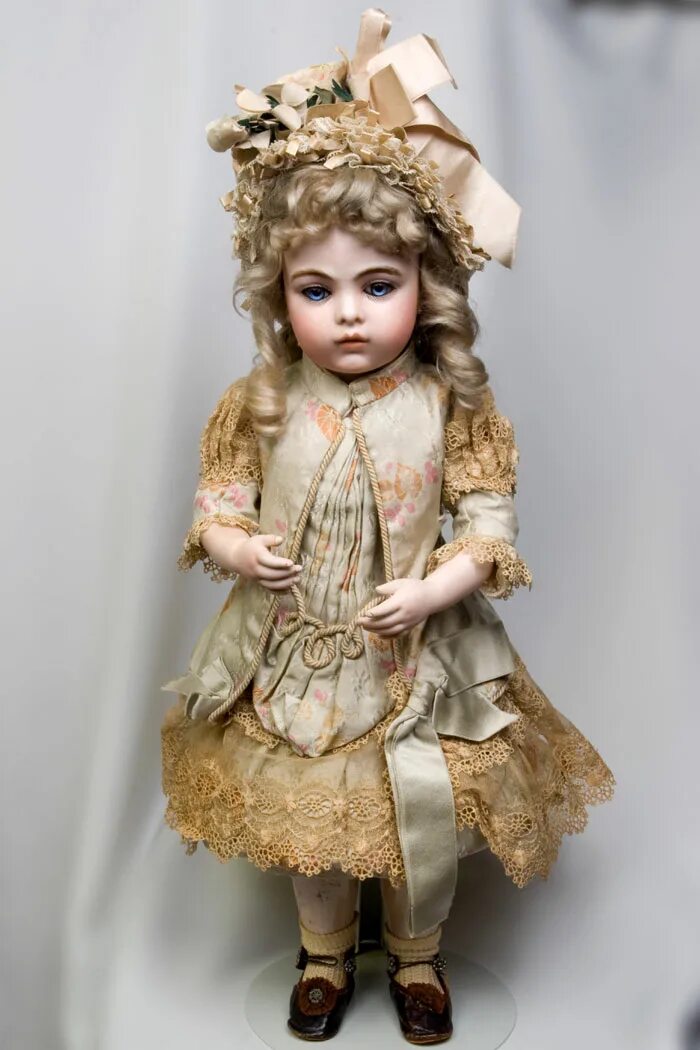 Старая куколка. Французские куклы антик. Кукла фарфоровая. Антикварные фарфоровые куклы. Кукла фарфоровая Винтажная.