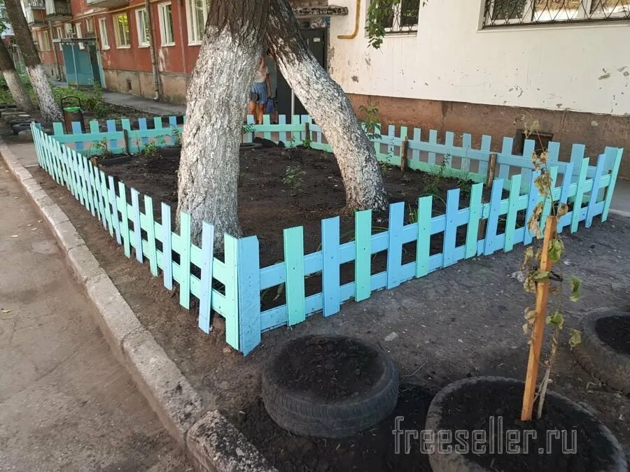 Заборчик из пластиковых ящиков для клумбы. Декоративный забор из пластмассовых ящиков. Бордюр из пластиковых ящиков. Ограждение для клумбы из подручных материалов. Сделать заборчик для клумбы из пластиковых ящиков.