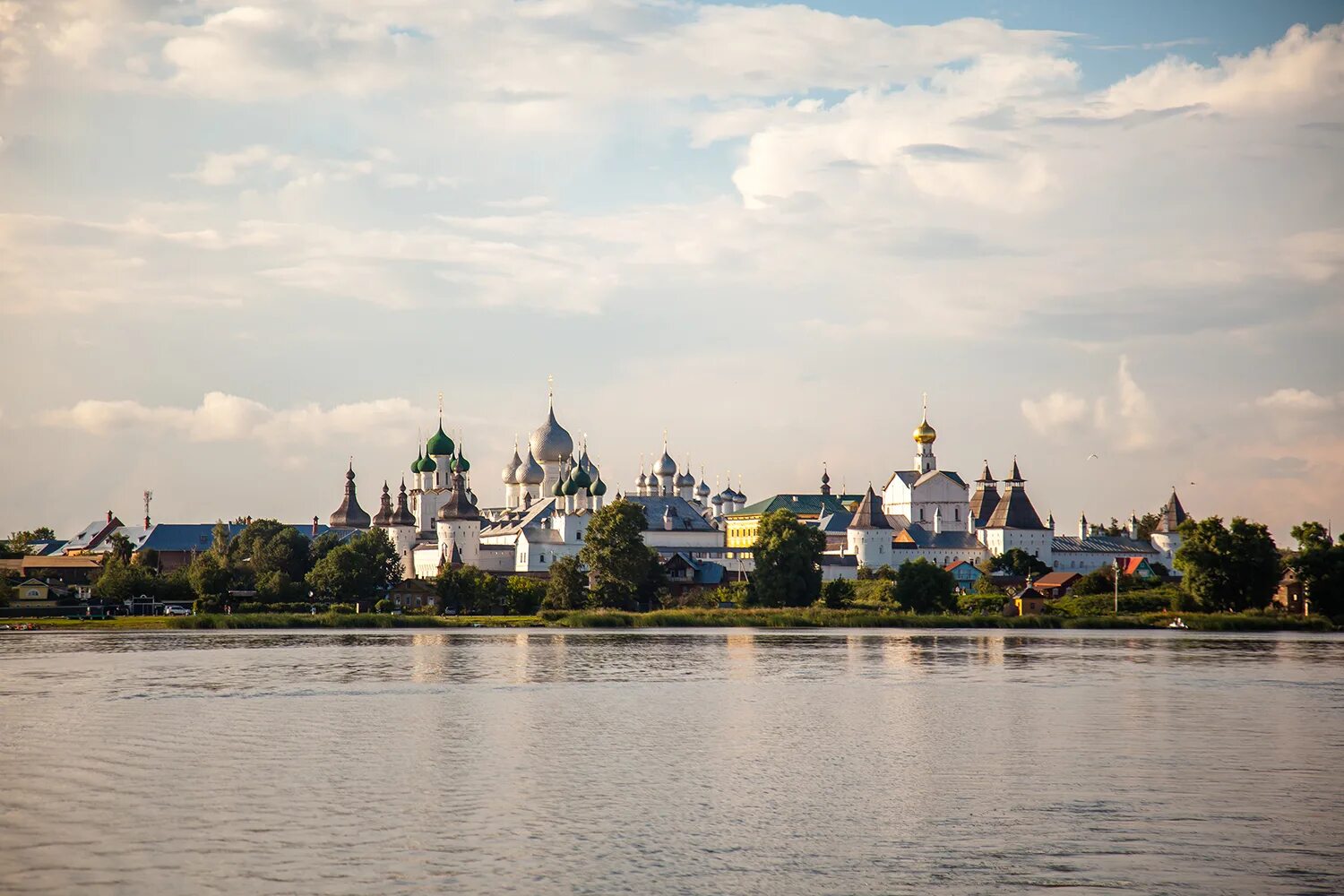 Ростов великий интересные факты о городе. Озеро Неро Ростов. Город Ростов Великий озеро Неро. Ростов Великий набережная озера Неро. Ростов Великий Кремль на озере Неро.