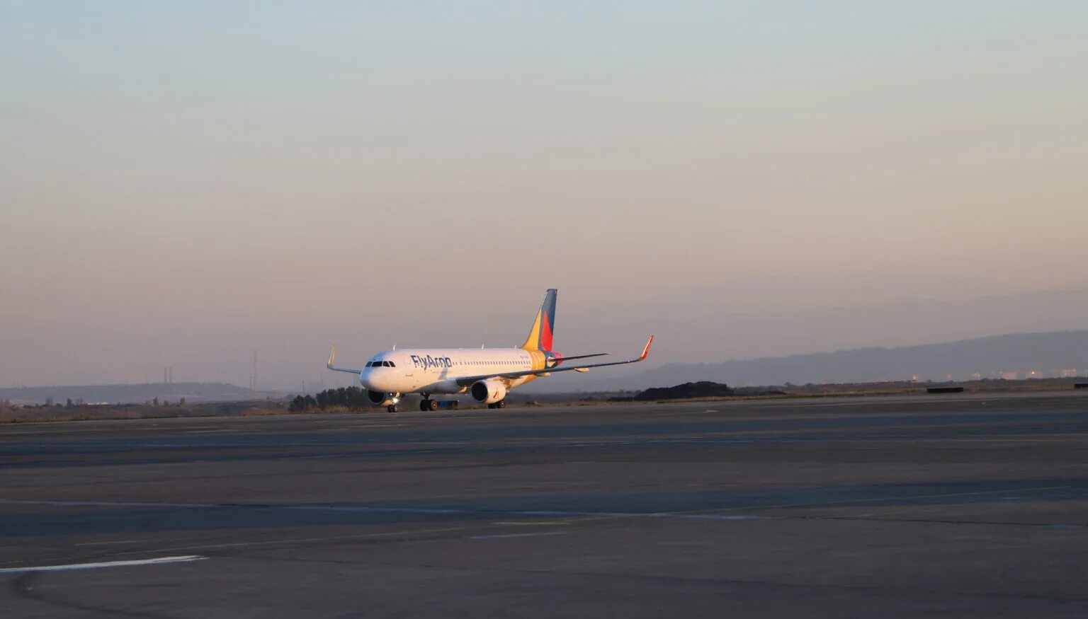 Самолет армения ереван. Flyone armenia самолеты. fly arna. fly arna armenian. flyarna авиакомпания.