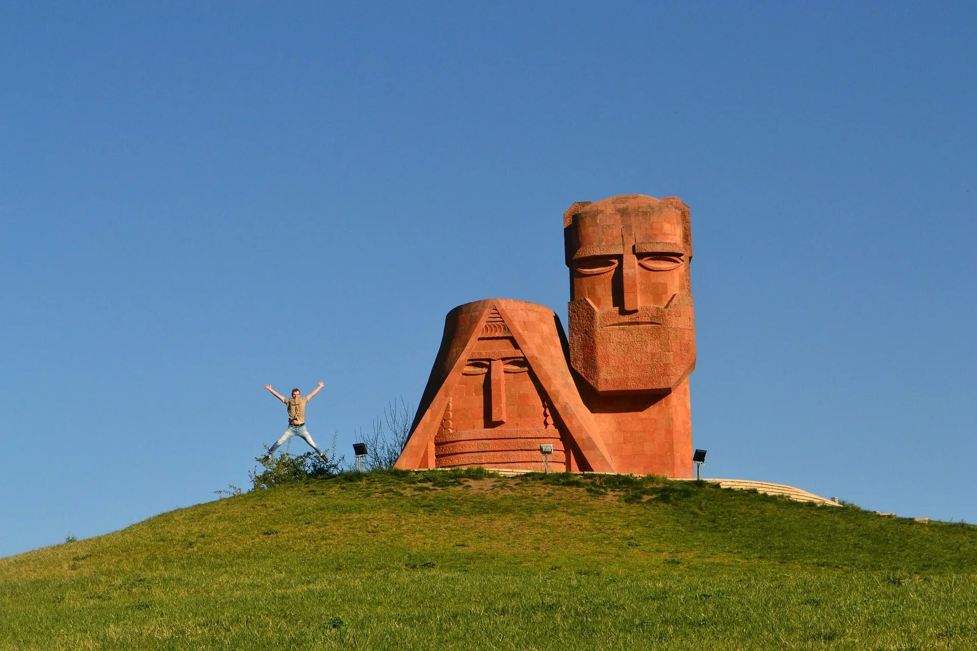 Арцах нагорный. Папик Татик памятник Степанакерт. Нагорный Карабах папик Татик. Карабах памятник папик Татик. Татик и папик в Карабахе.