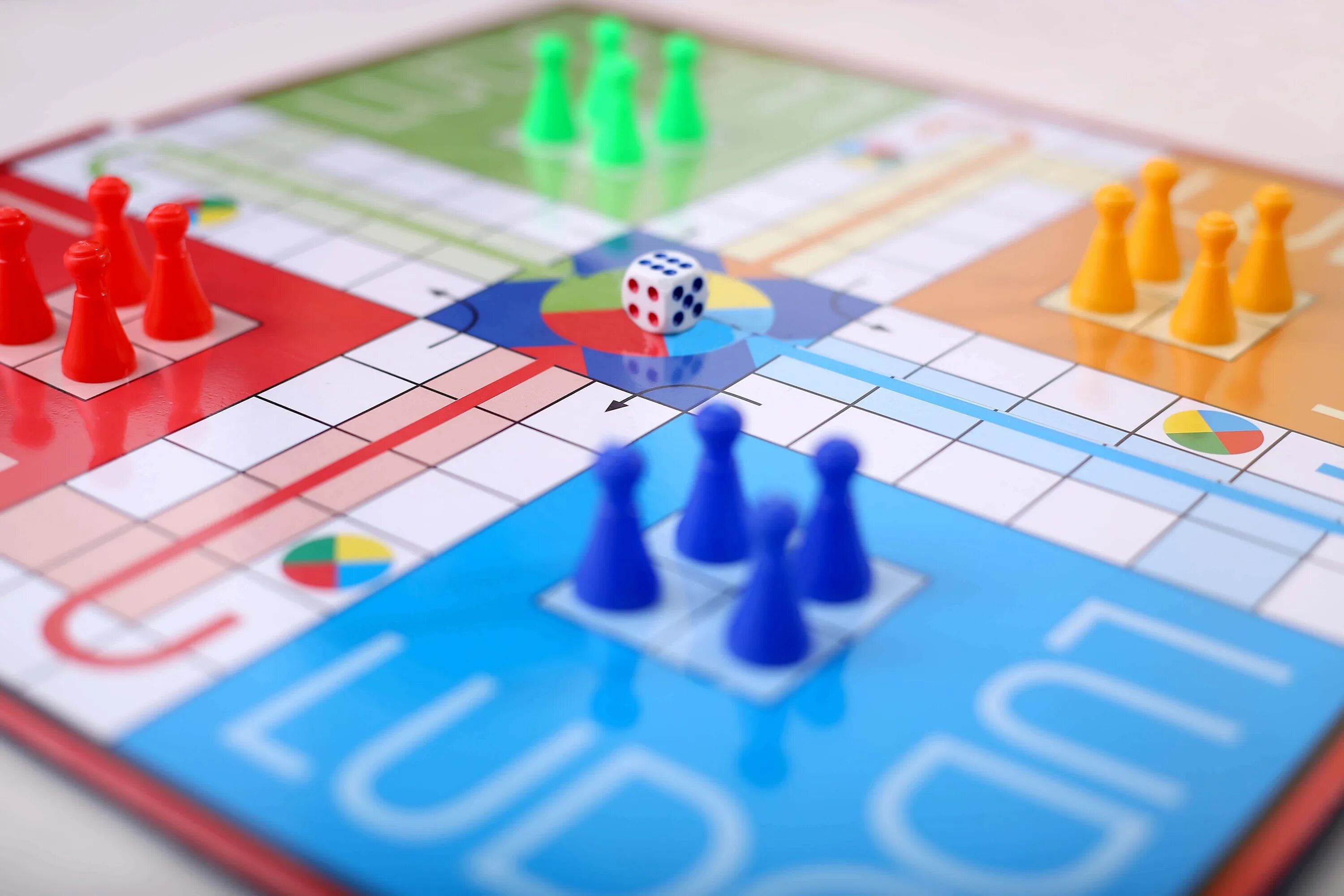 Игра на доске 6. Ludo игра. Развивающие настольные игры для детей 6-7 лет. Настольная игра Лудо. Настольные игры картинки.