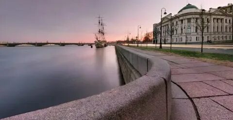 Река москва закована в гранит