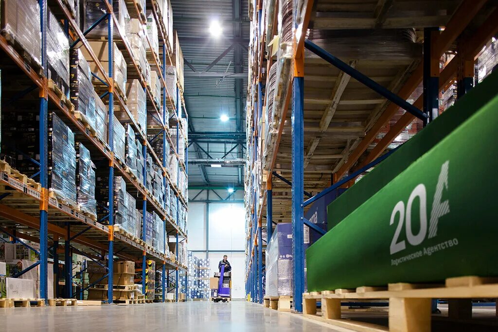 логистические компании москвы вакансии. предприниматель на складе. кладовщик женщина. работник склада. логистическое агентство 20а чехов.