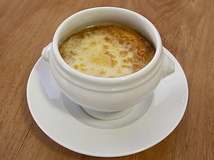 Знаменитый французский суп. Zwiebelsuppe. французский луковый суп. луковый суп. французский луковый суп фото.