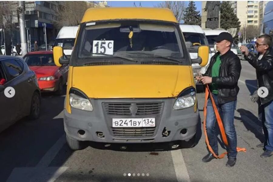 Водитель маршрутного такси. Маршрутное такси Волгоград. Маршрутчик в светоотражающем жилете. Волгоград город маршруток. Маршрутное такси 15