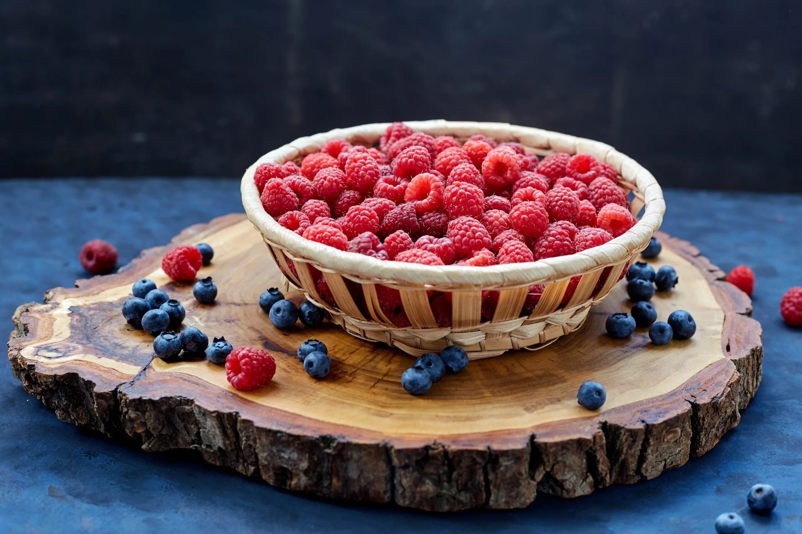 Вкусные ягоды. Вишня и малина. Ягодный стол. Малина клубника черника. Ягоды на столе.