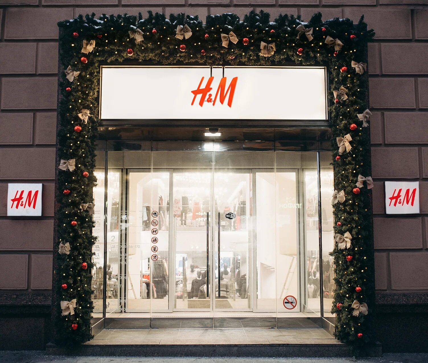 M d m shop. Тверская 16 HM. Магазин h&m на Тверской. Витрина магазина h m. HM на Тверской.