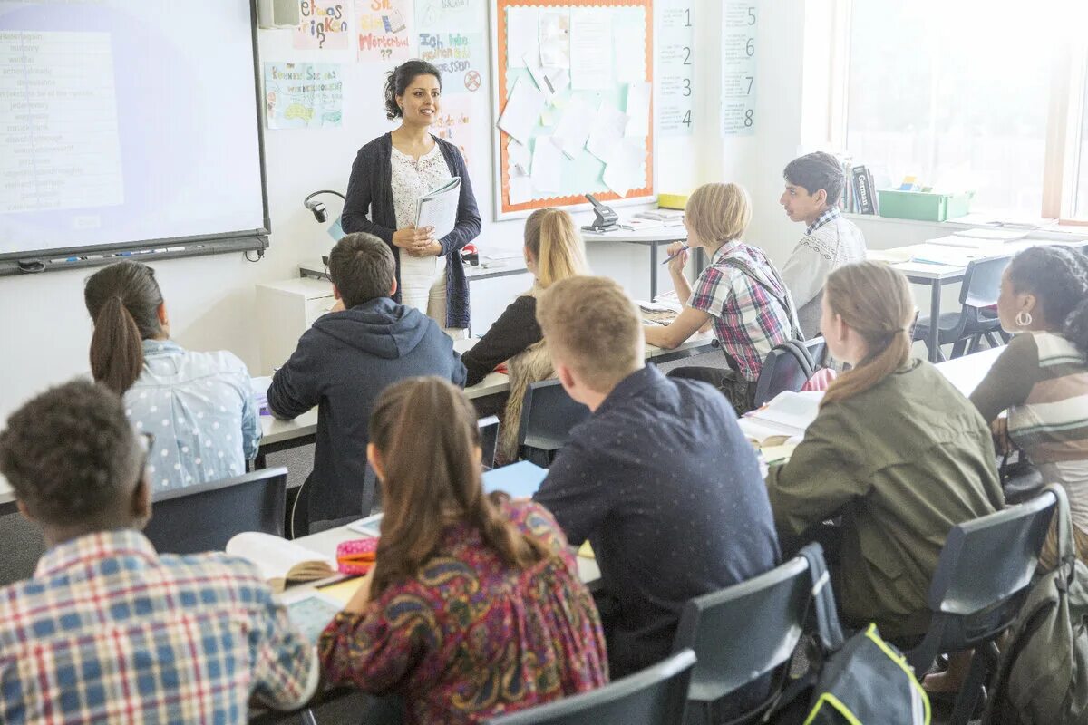 Учитель ведет урок. Преподаватель в классе. Преподаватель ведет занятия. Преподаватель ведет урок. Вести с уроков в школе