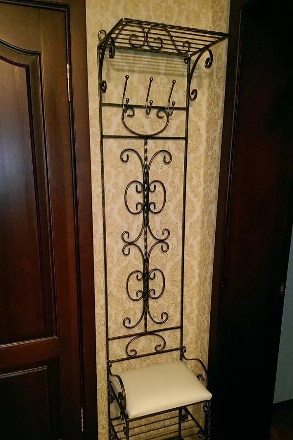 Кожаная вешалка в прихожую. Кованые вешалки в прихожую. Кованые вешалки. Кованая вешалка настенная для прихожей. Декоративные изделия из металла для интерьера.