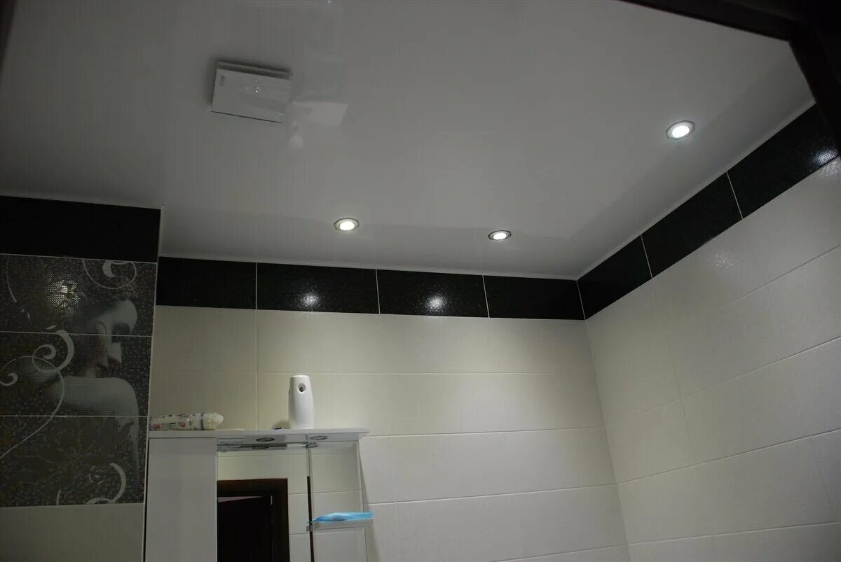 Белый потолок в ванной. Потолок в ванной. Натяжной потолок в ванной. Натяжной потолок в ванную. Натяжной потолок в санузле.