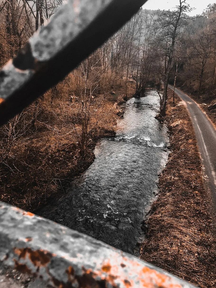 Грязная дорога. Гудронированные дороги. Осень дорога грязь. Дорога к озеру.