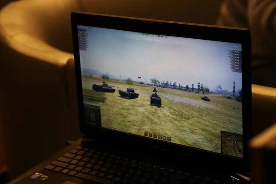Ноутбук ворлд оф танк. Ноутбук с игрой на экране. World of Tanks монитор на мониторе